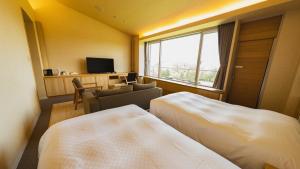 富良野ホテル Furano Hotel客房内的一张或多张床位