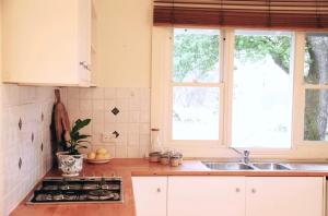 Kuchyň nebo kuchyňský kout v ubytování Werong Cottage - Yass NSW