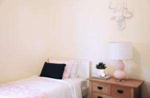 Postel nebo postele na pokoji v ubytování Werong Cottage - Yass NSW