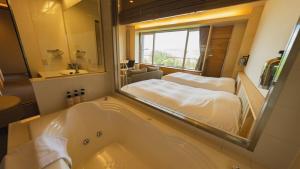 富良野ホテル Furano Hotel客房内的一张或多张床位