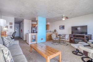 新港Nye Suite - Meredith Lodging的客厅里有一张沙发和一张桌子。