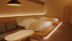 富良野ホテル Furano Hotel客房内的一张或多张床位