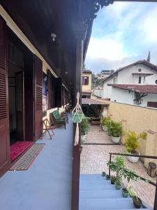 un patio esterno con scale e piante su una casa di hostel 148 a Petrópolis