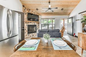 Χώρος καθιστικού στο Walkable Location and Scenic Views Ruidoso Cabin!