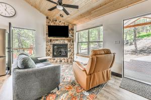 Μια τηλεόραση ή/και κέντρο ψυχαγωγίας στο Walkable Location and Scenic Views Ruidoso Cabin!