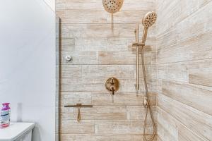 Ένα μπάνιο στο Walkable Location and Scenic Views Ruidoso Cabin! +17 φωτογραφίες