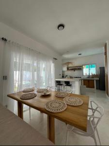 una mesa de madera en una habitación con cocina en Villa Iana BN, en Puerto Plata 4 fotos más
