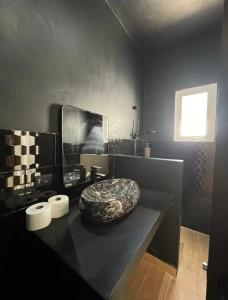 baño con lavabo en una encimera negra en Villa Iana BN, en Puerto Plata