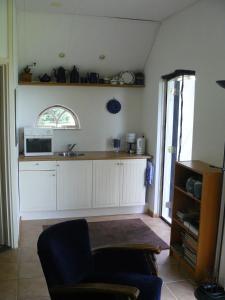 a kitchen with a sink and a microwave at De Bekboer in Losser