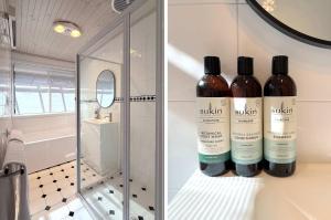 due bottiglie di vino sedute su una mensola in bagno di 4BR Retreat Near McLaren Vale Wineries Adelaide a Clarendon