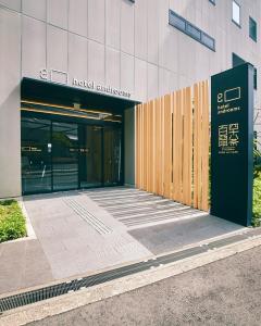 Η πρόσοψη ή η είσοδος του hotel androoms Shin-Osaka