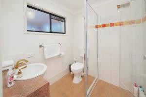 Ένα μπάνιο στο Sunny St Lucia Stay with 5 Beds & Free Parking +11 φωτογραφίες