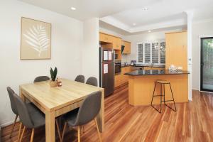 Η κουζίνα ή μικρή κουζίνα στο Sunny St Lucia Stay with 5 Beds & Free Parking