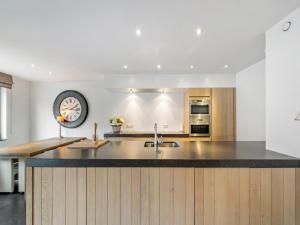 Fotografie z fotogalerie ubytování Luxury 4-bedroom apartment with large terrace v destinaci Blankenberge