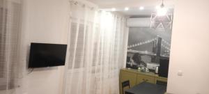 sala de estar con TV y cortina en Likatop, en Lagos de Plitvice