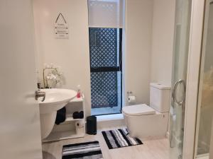 Bilik mandi di Inner City Apartment