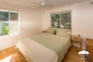 a bedroom with a bed and a ceiling fan at Ameys Ridge Stay 3 Pay 2 Winter Special in Foster