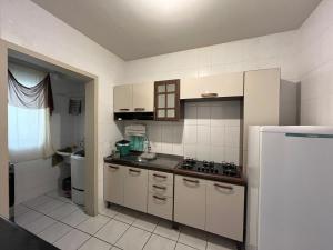 Η κουζίνα ή μικρή κουζίνα στο Apartamento Mobiliado com internet no centro
