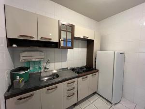 Η κουζίνα ή μικρή κουζίνα στο Apartamento Mobiliado com internet no centro
