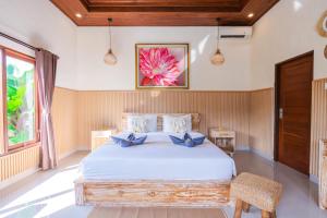 ein Schlafzimmer mit einem großen weißen Bett und einem Fenster in der Unterkunft Pondok loji luxury villa in Ubud + 17 Fotos