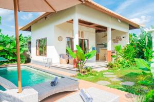 ein Bild einer Villa mit Swimmingpool in der Unterkunft Pondok loji luxury villa in Ubud