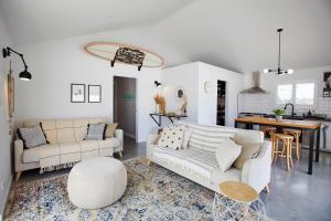 Posezení v ubytování Sea Salt Sun Beach House + 15 fotografií