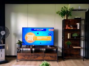 a flat screen tv sitting on a table in a living room at Ciekawy Domek 135 in Białki Dolne