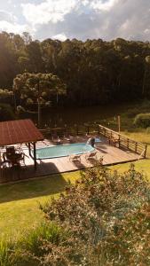Hồ bơi trong/gần Montanhas do Campestre Hospedagens