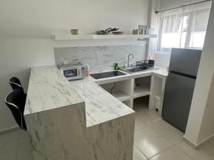 Η κουζίνα ή μικρή κουζίνα στο Galaxy suites