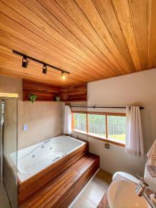 Phòng tắm tại Montanhas do Campestre Hospedagens