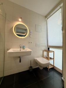 Beste Lage - TOP-Apartment - Leipzig Hotspot No1 في لايبزيغ: حمام مع حوض ومرحاض +15 صورة