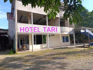 ein Hotel-Teer-Schild vor einem Gebäude in der Unterkunft Hotel Tari in Mocoa