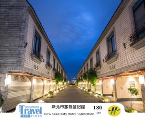 莺歌区北国之春的夜晚两栋建筑之间的小巷，灯光璀璨