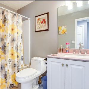 ein Badezimmer mit Toilette und Waschbecken in der Unterkunft Stylish Retreat in Lawrenceville in Lawrenceville