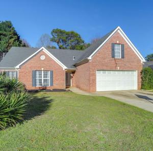 ein rotes Backsteinhaus mit einer weißen Garage in der Unterkunft Stylish Retreat in Lawrenceville in Lawrenceville