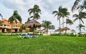 Zahrada ubytování BeachFront Appt with Amazing Pool in Pto Aventuras
