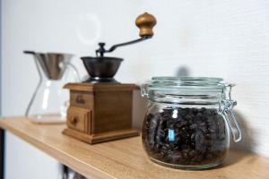 ein Glas mit schwarzen Bohnen auf einem Tisch mit einer Lampe in der Unterkunft エアポートサイドOmura in Omura