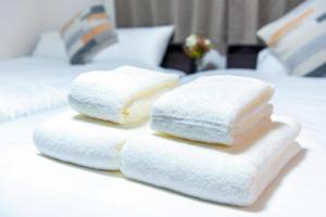 zwei Stapel Handtücher auf einem Tisch in der Unterkunft エアポートサイドOmura in Omura