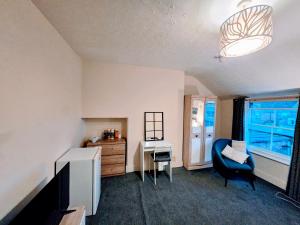 sala de estar con escritorio y silla en Valla Nook Fast WiFi Netflix Northampton Centre, en Kingsthorpe