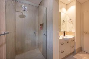 ダンズボローにあるCalm Watersのシャワーと洗面台付きのバスルーム +31枚の写真