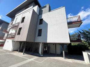 Budova, kde se apartmán nachází + 2 fotografie