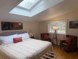 The Four Columns Inn & 1832 Tavern客房内的一张或多张床位