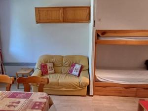 沙泰勒Studio Chaleureux 4 Pers, Balcon, Animaux OK - FR-1-676-224的带沙发和双层床的客厅
