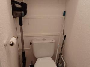 沙泰勒Studio Chaleureux 4 Pers, Balcon, Animaux OK - FR-1-676-224的一间带卫生间和摄像头的小浴室