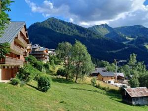 沙泰勒Studio Chaleureux 4 Pers, Balcon, Animaux OK - FR-1-676-224的享有以山为背景的村庄美景 更多5张照片