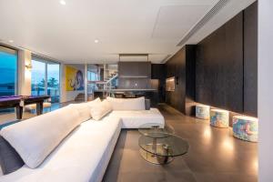 Una sala de estar con un gran sofá blanco y una mesa. en Luxe Haus - Exceptional Views NobleBNB, en Moana 38 fotos más