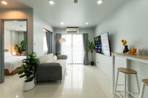 TV/trung tâm giải trí tại 1 Bedroom Studio renovated Ratchaporn Condominium Kathu