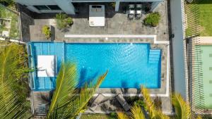 an overhead view of a swimming pool with palm trees at Casa Coco - 4BR | Private Pool | Hotel Zone in Cancún