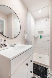 Bilik mandi di Stylish 3BR Townhouse with Backyard,and Easy Parking