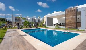 a swimming pool in the backyard of a house at 3BR Modern House - Central & Fully Equipped in Cancún